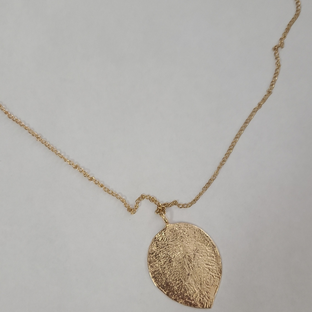 Gold tone leaf aspen necklace, 22-23.75"